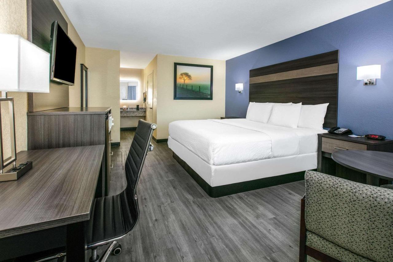 Days By Wyndham Near Downtown Motel 2*